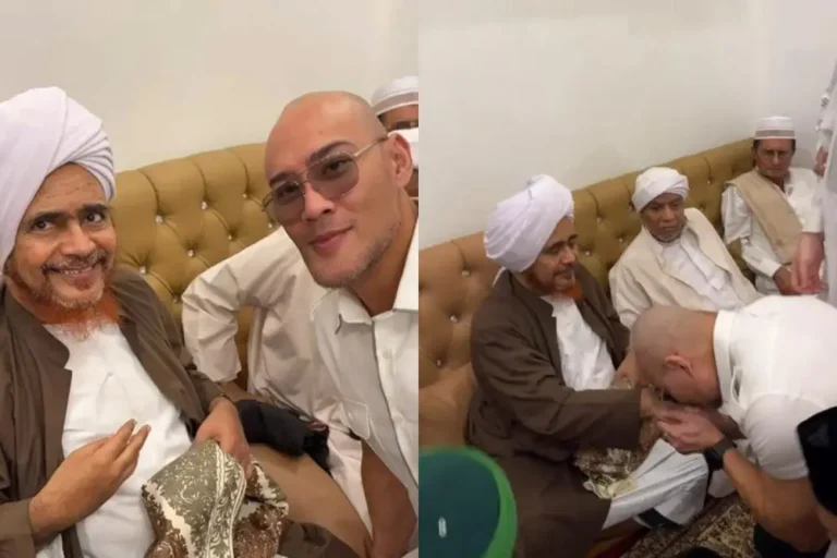 KENAPA SANTRI SELALU CIUM TANGAN GURU?