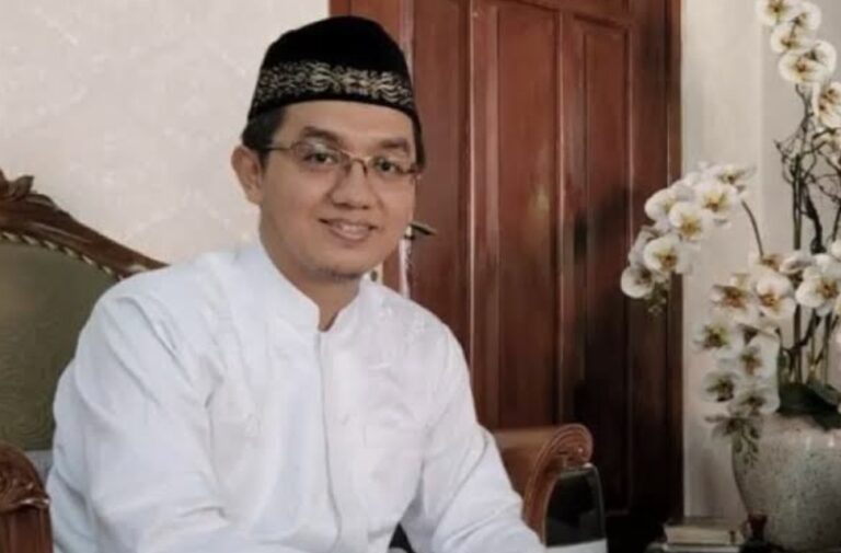 ANJURAN MENDOAKAN ORANG LAIN